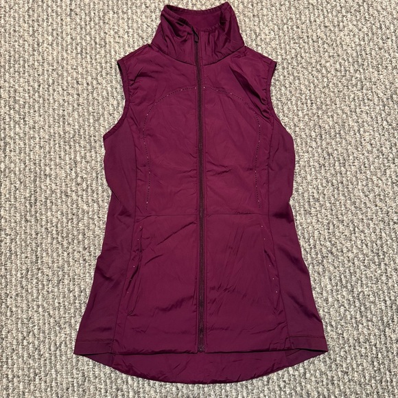 Lululemon Run For Cold vest in a plum burgundy - Picture 4 of 11